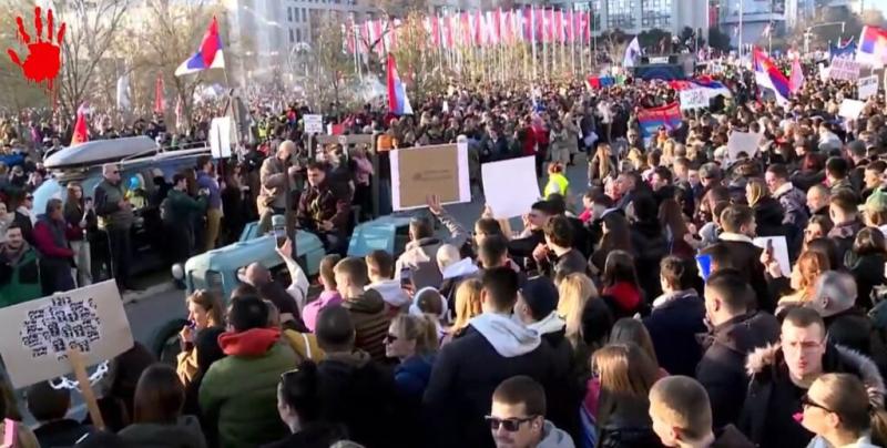 Újvidéken a hidakat lezárták, és egyre többen gyűlnek össze a tüntetésre. Az emberek tömegesen érkeznek, hogy kifejezzék véleményüket és követeléseiket.