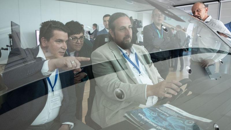 Minden autós számára a legnagyobb félelem a váratlanul megjelenő gyalogos. Ez az innovatív eszköz viszont megoldást kínál, hiszen jelentősen bővíti a látási lehetőségeinket (galéria).