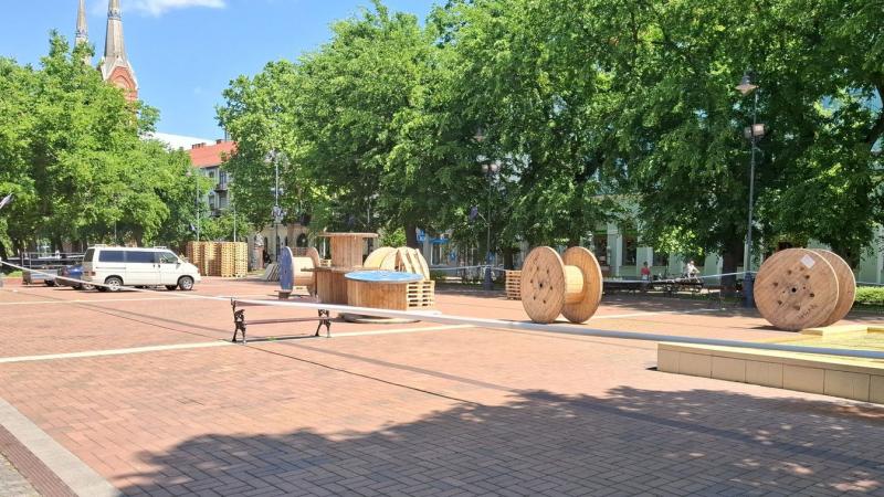 Különleges hengerek bukkantak fel a Szent István téren, varázslatos új színt és formát adva a térnek.