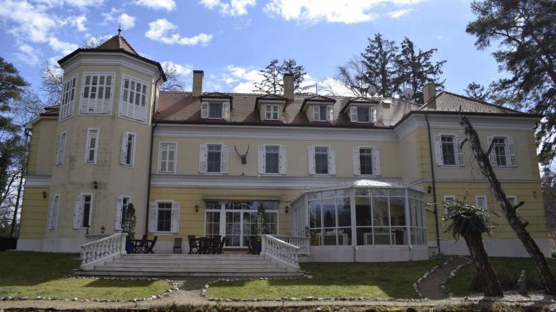 Üdvözlöm, kedves uram! Érdeklik egy különleges lehetőség? Eladóvá vált a gyönyörű Château Visz, egy négycsillagos kastélyszálló, amely várja új tulajdonosát!