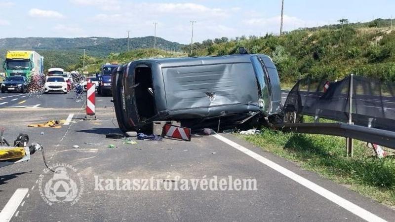 Helyszíni fotók tanúsága szerint a brutális M1-es baleset következtében az egyik jármű szinte teljesen megsemmisült, alig maradt belőle valami.