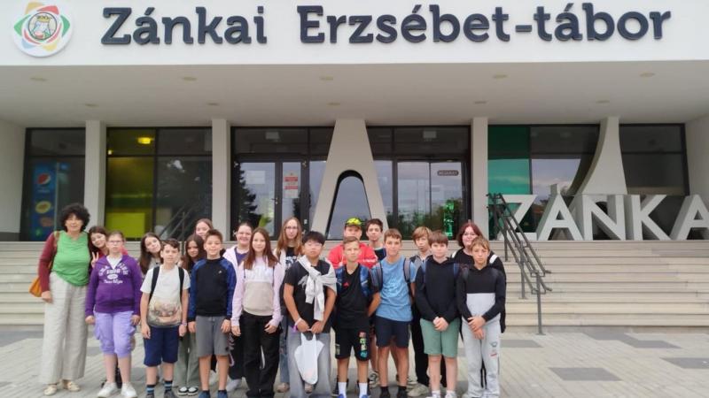 A boglári kisdiákok szoros kötelékeket alakítottak ki a zánkai táborban, ahol közös élmények és kalandok során mély barátságok születtek.