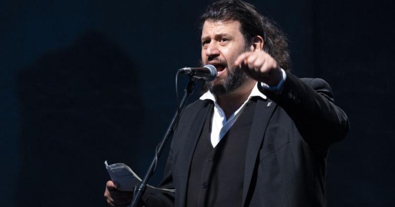 Puzsér Róbert, valamint számos más ember, a testükkel áll ki Juhász Péter mellett a Kossuth téren.