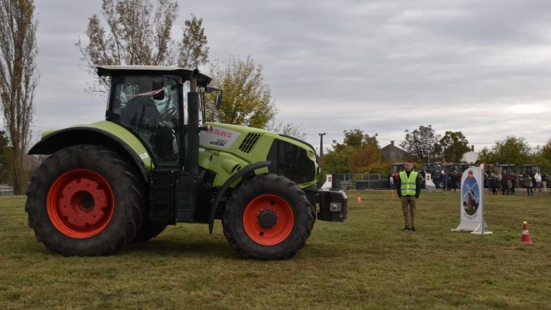 Tizedik alkalommal hallatszottak a traktorok zúgása a karcagi Erzsébet-ligetben, ahol a földművelés hagyományai és a modern technológia találkoznak.