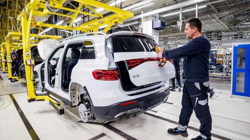 A Mercedes-Benz Európa legnagyobb gyárának megvalósítása Kecskeméten zajlik, amely 3000 új munkahelyet teremt a régióban.