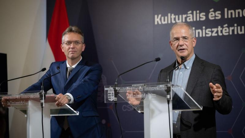 Kósa Lajos irányításával lépéseket tesznek a külföldi nevek elterjedésének megfékezésére.