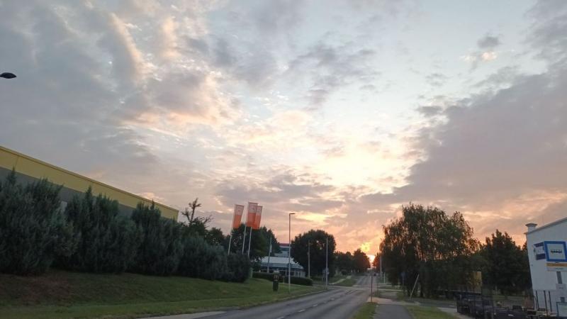 Borongós időből derűs pillanatok - A hölgyek Nagykanizsán most könnyedén megszabadulhatnak kabátjaiktól.