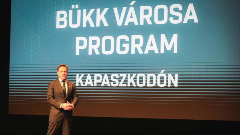 Miskolc jövőjéért mindannyiunknak felelősséget kell vállalnia – hangoztatta Tóth-Szántai József polgármester az évértékelő beszédében. Az összegzés során kiemelte a közösség iránti elkötelezettségünket és a város fejlődéséért tett erőfeszítéseink fontossá