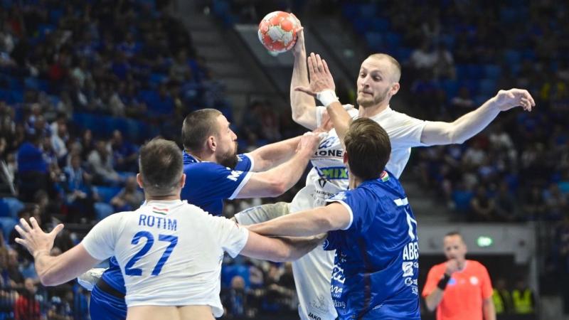 A Bányász szívében egy csodára vágyik, amely megváltoztatná az életét és a sorsát. Az éjszakai műszak fáradalma és a mélyben töltött órák után csak egy apró csoda segíthetne, hogy újra reménnyel teljen meg a lelke. Minden nap a sötétségben dolgozik, de a 