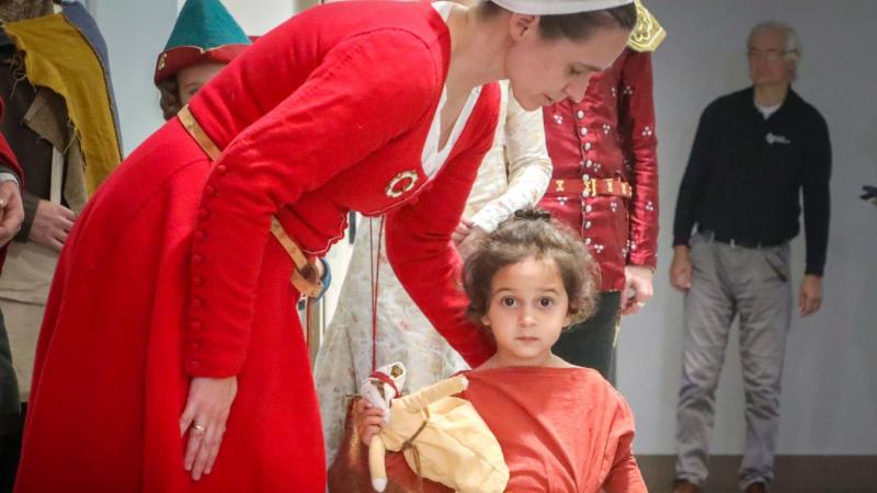 Középkori stílusú divatbemutató és kalapos felfedezőtúra a Herman Ottó Múzeumban – képekben és videókban, mi lehet menőbb az Indiana Jones ikonikus kalapjánál?