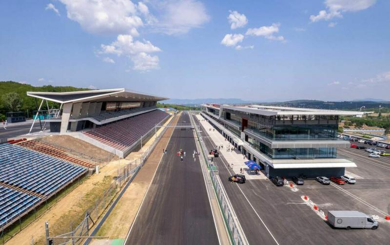 A Formula-1 és a motorversenyzés varázslatos világa 2026-ban is visszatér Magyarországra! A magyar pálya ismét otthont ad a sebesség és adrenalinfokozó pillanatoknak, ahol a legjobb pilóták és csapatok mérhetik össze tudásukat. A versenyt körülvevő izgalo