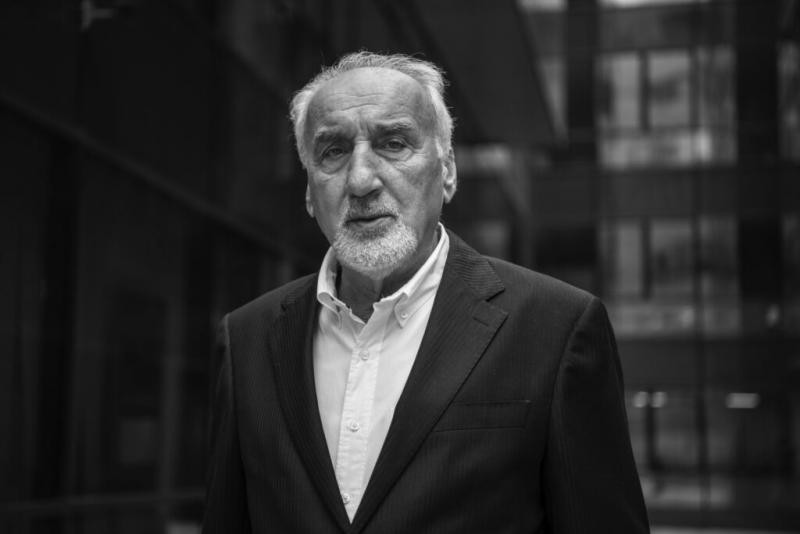 Elhunyt Vladimir Vukčević, aki Szerbia első háborús bűnökért felelős ügyészeként jelentős szerepet játszott a délszláv háborúk utáni igazságszolgáltatásban. Munkássága során számos fontos ügyet vitt véghez, hozzájárulva a nemzetközi jog érvényesüléséhez é