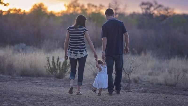 **Veszélyek és lehetőségek - Gyermekjogok és mesterséges intelligencia a digitális világban**
A digitális tér folyamatosan fejlődik, és vele együtt a gyermekek jogai is új kihívások elé néznek. Míg a mesterséges intelligencia (AI) lenyűgöző lehetőségeket