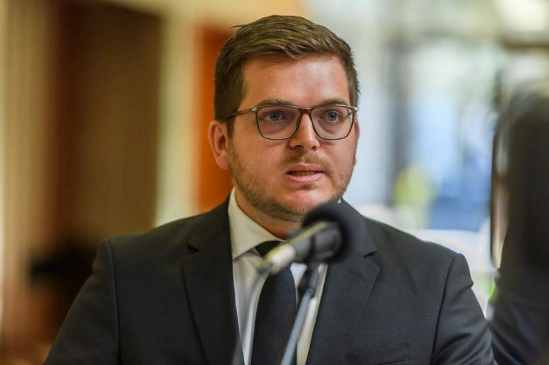 A szlovák ellenzék határozottan kiáll Ukrajna mellett, ugyanakkor a védelmi államtitkár leváltását követeli, miközben a korrupciós ügyekről hallgat.