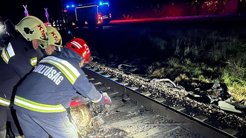 KEMMA - Ez már nem az első eset, hogy a vasúti átjárónál egy autó tragikus módon ketté szakadt a tehervonatok által.