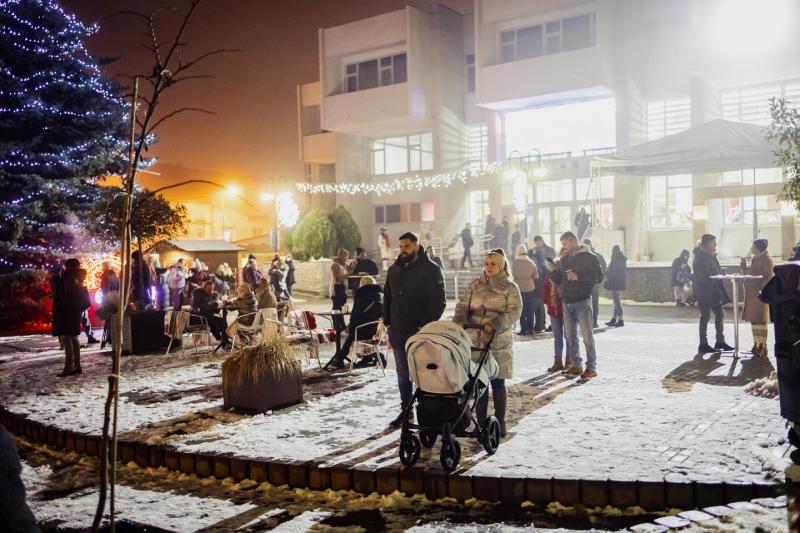 Adventi varázslat köszönt be Dunaszerdahelyre, ahol a város szívében felpezsdül az ünnepi hangulat. Az utcák fényei és a karácsonyi dallamok együtt teremtik meg azt a különleges atmoszférát, ami minden évben elbűvöli a látogatókat. Kézműves vásárok, ínycs