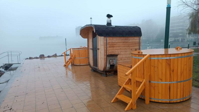 Fedezd fel a Balaton partján található négy különleges szaunázási lehetőséget, ahol a természet közelsége és a víz látványa egyedülálló élményt nyújt! Engedd, hogy a szauna melege és a tó frissítő légköre feltöltse a lelkedet!