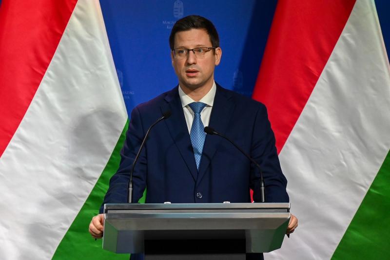 Gulyás Gergely a Vasárnap című lapnak nyilatkozva hangsúlyozta, hogy méltó elismerés illeti az erdélyi magyar választók számos tagját, akik összefogásukkal példát mutattak.