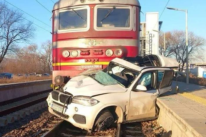 A sorompót ügyesen megkerülve, a vonat könyörtelenül kettévágta a BMW-t.