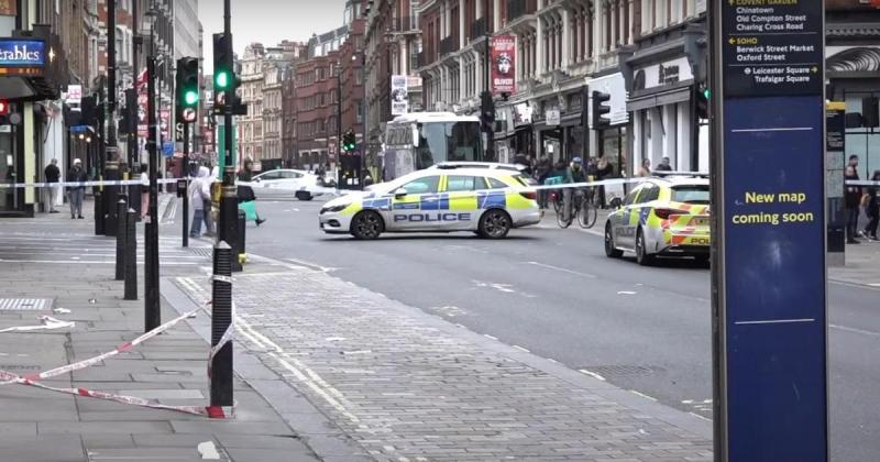 Egy autó behajtott a gyalogosok közé London szívében.