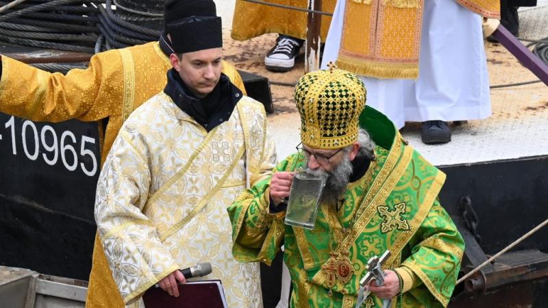 A Batthyány téren a görögkatolikus főpap a Duna vizéből kortyolt. | 24.hu