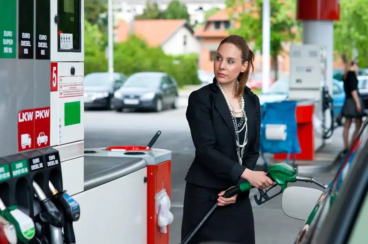 Szombaton emelkedik a gázolaj ára, és kiszivárgott, hogy mennyivel drágul az üzemanyag. De mi a helyzet a benzinnel? Érdemes figyelemmel kísérni a változásokat, hiszen a piaci trendek gyakran hatással vannak a benzin árára is.