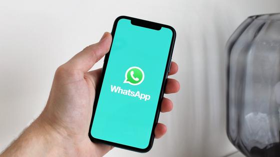 Tedd különlegessé a beszélgetéseidet: most már a szelfikből is készíthetsz egyedi matricákat a WhatsAppon!