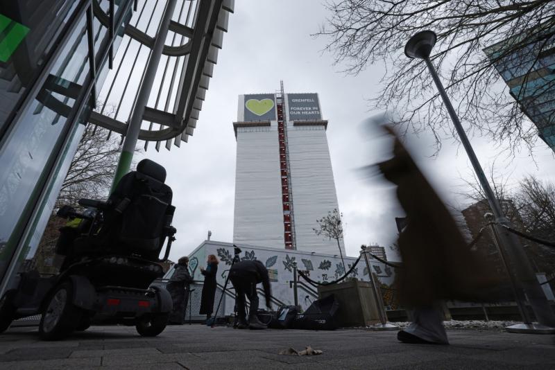 Elkezdték a hírhedt Grenfell-torony lebontását, amely a tragikus események szimbólumává vált.