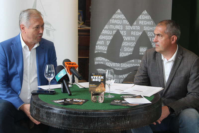 A hétvégén a vár udvara egy különleges nemzetközi gasztrofesztiválnak ad otthont, ahol a kulináris élmények és a kulturális sokszínűség találkozik.