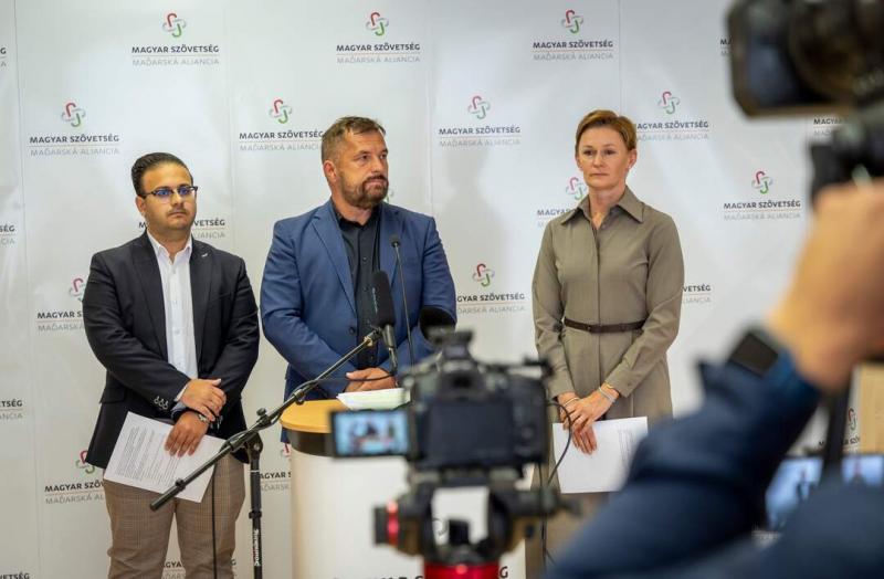 Magyar Szövetség: Helyi értékek és közösségi összefogás a zöld jövőért! | ma7.sk

A zöld kolonializmus helyett a közösségi felelősségvállalás és lokálpatriotizmus fontosságát hangsúlyozza a Magyar Szövetség. Célunk, hogy a helyi közösségek erejére építve,