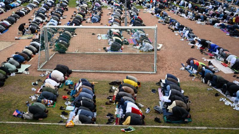 A német társadalomban egyre erőteljesebb a migrációval kapcsolatos elégedetlenség. A lakosság körében sokan aggasztónak tartják a bevándorlás hatásait, és sürgetik a kormányt, hogy foglalkozzon a kérdéssel. A közvélemény-kutatások is azt mutatják, hogy a 