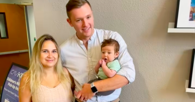 Egy év telt el azóta, hogy az apja elhunyt: amit a kisfiú az esküvőn csinál, az könnyekig meghatja az anyját - Videó.
