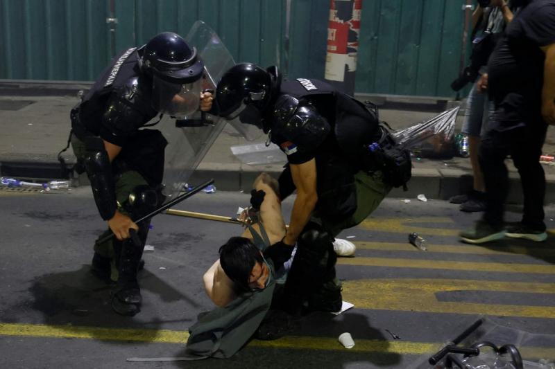 A szerb elnök Putyin szavait idézve már terrorista huligánoknak titulálja a demonstrálókat.