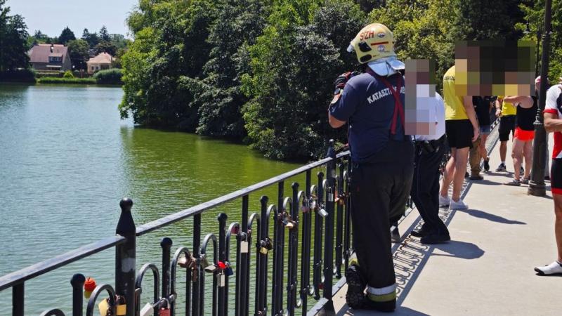 Vasi Vasember: Egy verseny során rejtélyes módon eltűnt egy úszó, ezért mentőcsapatok indultak a csónakázótóhoz, hogy megkezdjék a kutatást.
