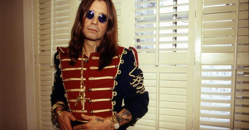 Ozzy Osbourne hamarosan megjelenő könyvében részletesen mesél viszonyáról, valamint felesége öngyilkossági kísérletéről is. Az énekes személyes élményei és nehézségei betekintést nyújtanak életének sötétebb oldalába, miközben felfedi azokat a kihívásokat,