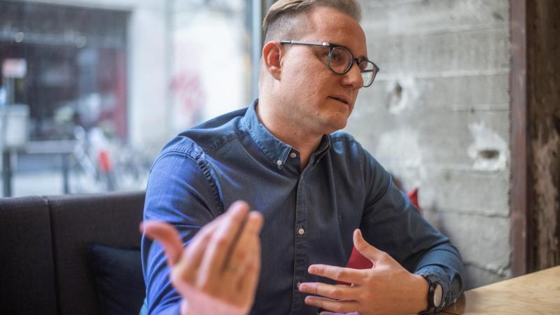 Lakner Zoltán a munkácsi légicsapással kapcsolatban kifejtette, hogy a kormány most minden korábbinál hangsúlyosabban demonstrálta, mennyire korlátozott a szuverenitása Putyinnal szemben. Ez az esemény világosan rávilágít arra, hogy a politikai döntések é