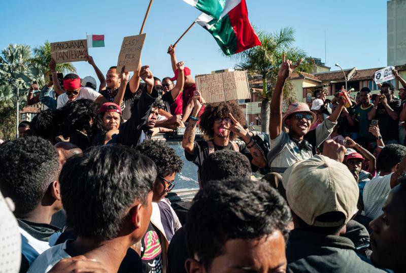 Madagaszkáron a Z generációs forradalom váratlan fordulatot vett, és katonai hatalomátvételhez vezetett. Az ifjúság lendülete és vágyai a változásra hirtelen egy új politikai helyzetet teremtettek, amely megkérdőjelezte a korábbi stabilitást. A fiatalok e