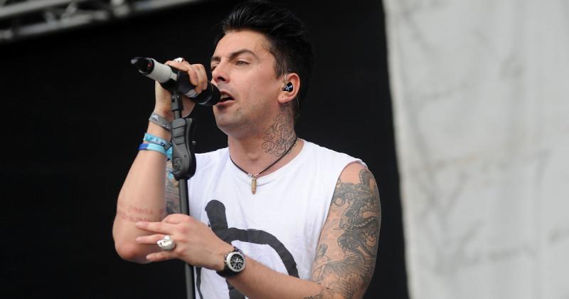 Szabadon engedhetik azt a nőt, aki a pedofil énekesnek adta át a saját gyermekét.