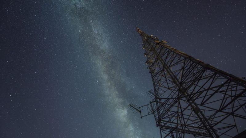 50 évnyi csend után életre kelt egy elfeledett zombiműhold, és azóta is folyamatosan sugározza rejtélyes üzeneteit a világűrbe. A rég elhagyott technológia most új erőre kapott, mintha a múlt árnyai visszatértek volna, hogy felfedjék titkaikat. A jelek kü