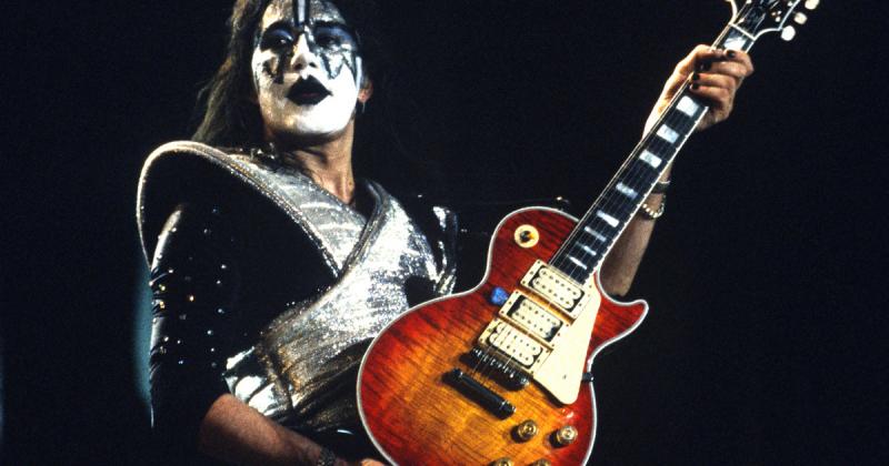 Elvesztettük a rockzene ikonikus alakját, Ace Frehleyt, a Kiss legendás gitárosát. A rajongók és a zenevilág mély fájdalmára, most pedig napvilágot látott az ok, ami a tragikus eseményhez vezetett.