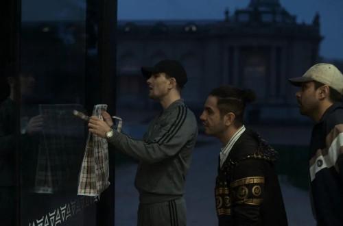 A film alapját egy holland múzeumban történt rablás izgalmas eseményei képezik.