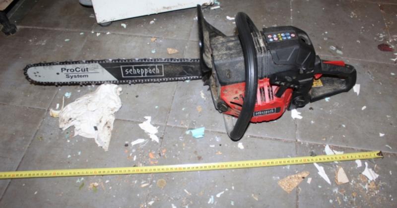 Pápa környékén egy férfi láncfűrésszel riogatta a környezetét, miközben testvérét fojtogatni próbálta.