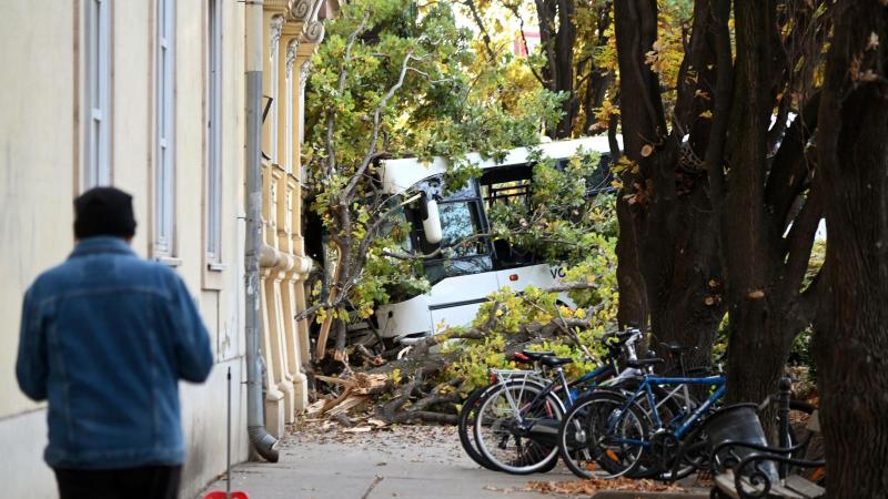 A szolnoki buszbaleset következtében huszonhárom embert vittek kórházba, köztük egy idős hölgyet, aki súlyosabb sérüléseket szenvedett el.