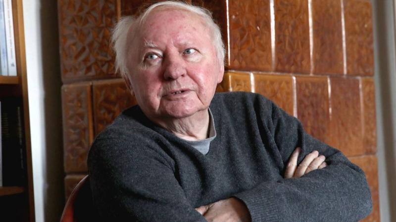 Mennyei Útlevél - Ágh István Költő Emlékezete

Az égi kapuk nyílnak, mint egy titkos könyv lapjai,  
hol szavak születnek, és álmok szárnyalnak.  
Ágh István, a szavak mestere,  
most már a csillagok között barangol.

Verssel festett világot hagyott ránk,