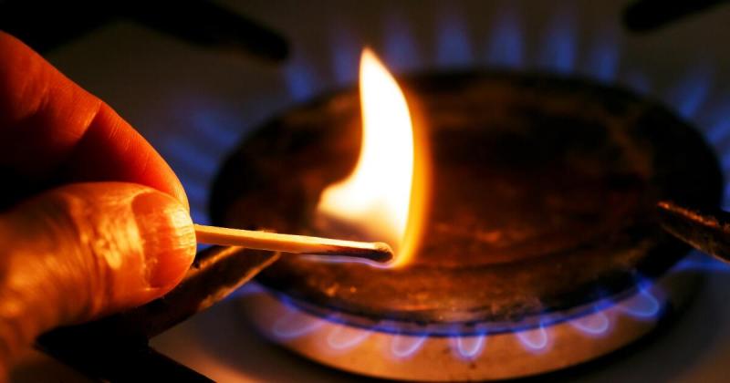 Ha fával fűt, rendelkezik kandallóval és gáztűzhellyel, érdemes tudni, hogy ezek a berendezések hasonló hatásokkal bírhatnak, mint a dohányzás. A füst és a kibocsátott részecskék nemcsak a levegő minőségét rontják, hanem hosszú távon az egészségre is káro