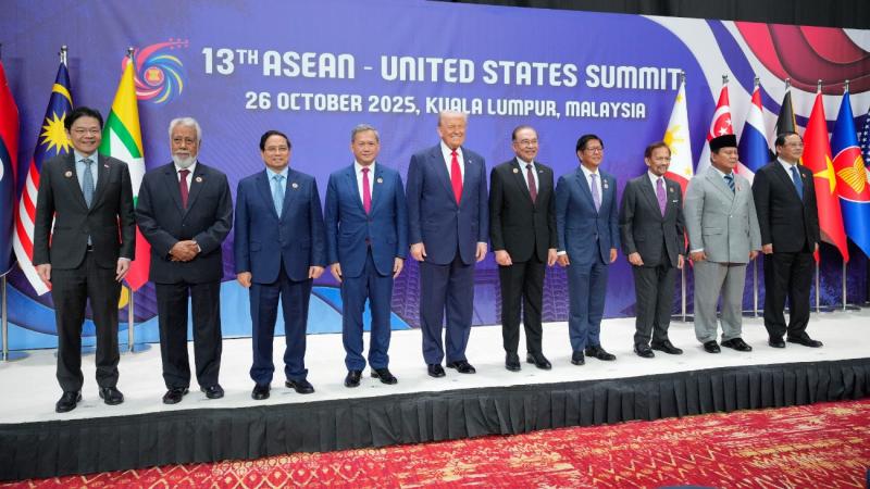 Donald Trump tánca olyan hatással volt a közösségi médiára, mint egy tűzijáték az éjszakai égen – mindenki erről beszélt! Az internet felrobbant a videók, mémek és kommentek özönétől, ahogy az emberek megpróbálták feldolgozni a látottakat. A szórakoztató 