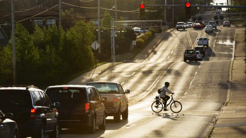 **Kerékpárral a zebrán: Fontos tudnivalók, amit érdemes megjegyezni | Sokszínű vidék**
A kerékpározás során a zebrákhoz érkezve különösen fontos, hogy tisztában legyünk a közlekedési szabályokkal. A gyalogosátkelőhelyek nem csupán a gyalogosok számára ké