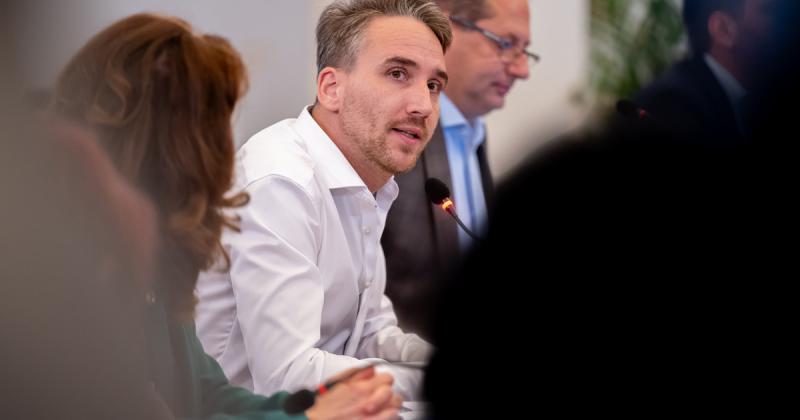 Új politikai mozgalom léphet a választási porondra, és a kezdeményező máris kereszttűzbe került Magyar Péter és a Momentum részéről. Az új párt esélyei és tervei izgalmas vitákat generálnak a közéletben.