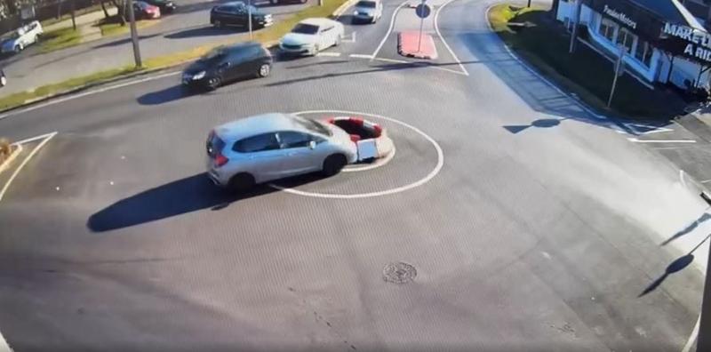 Újra egy autós tarolta le a solymári körforgalom közepét - nézd meg a videót!