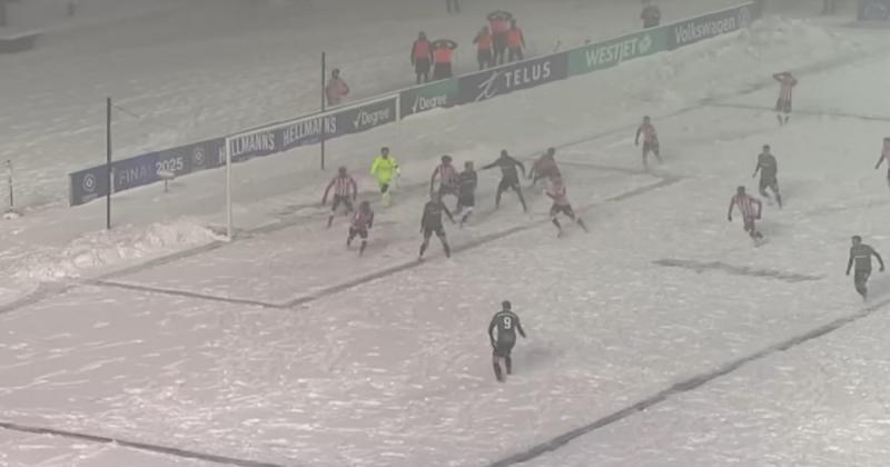 Februárig egyetlen hópihét sem látott a focista, majd hirtelen, a bokáig érő hóban megszületett élete legszebb gólja, ezzel pedig új fejezetet írt a futballtörténelem könyvébe.